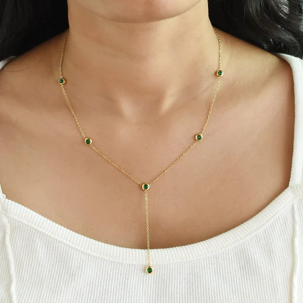 women's flower necklaces-Emerald Stone Dainty Necklace